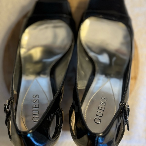 Classic GUESS Black Patent Leather, Peep Toe, Mid Heel Pump Size 8 great shape. - Picture 10 of 10